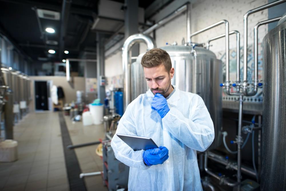 Inspektor sanitarny kontrolujący higienę w zakładzie produkcyjnym w Bytomiu w ramach systemu HACCP