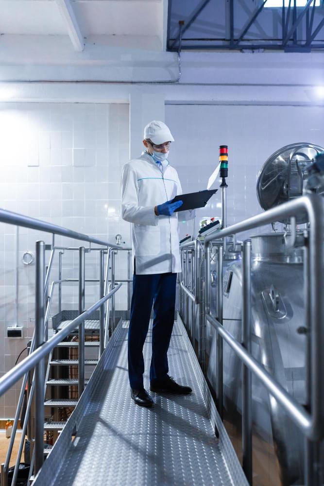 Technik DDD kontrolujący czystość i warunki sanitarne w zakładzie produkcyjnym w Bytomiu