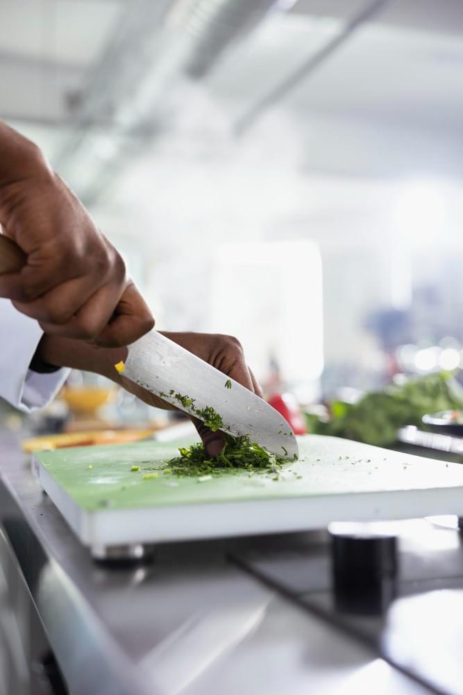 Cięcie nożem warzyw w restauracji po dokładnym audycie HACCP