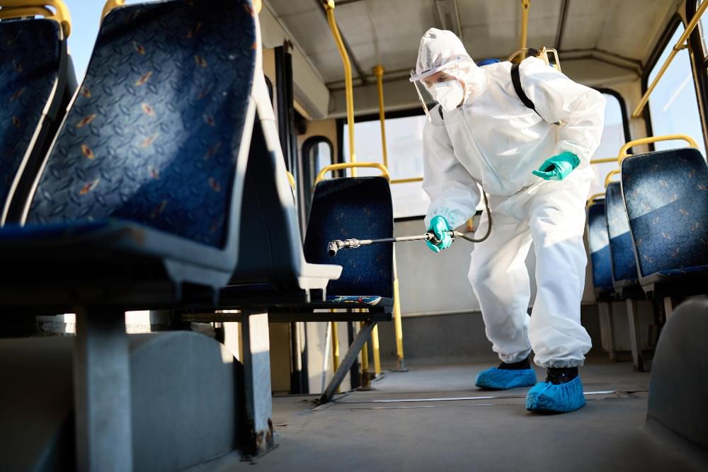 Technik DDD dezynfekujący autobus miejski w ramach umowy DDD