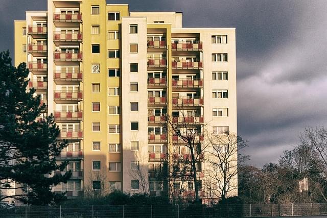 Blok mieszkalny na tle zachodzącego słońca w Piotrkowie Trybunalskim